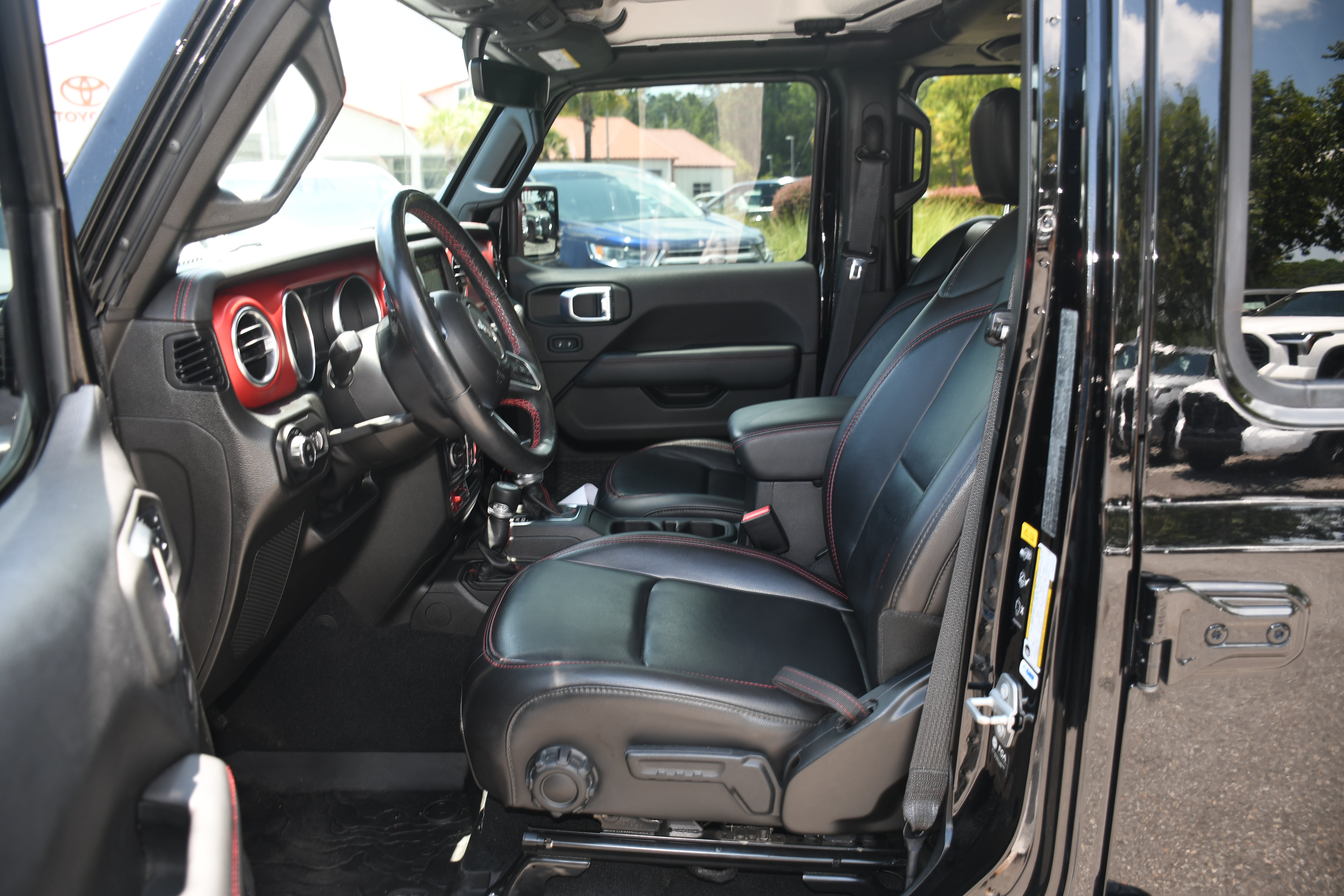Used 2022 Jeep Gladiator Rubicon w/ Cold Weather Group AWD/4WD image 7