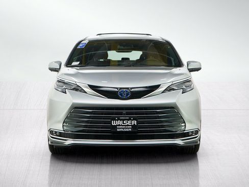 Used 2025 Toyota Sienna Platinum AWD/4WD image 10