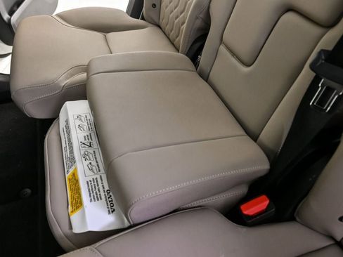 Certified 2025 Volvo XC90 B6 Plus AWD/4WD image 24