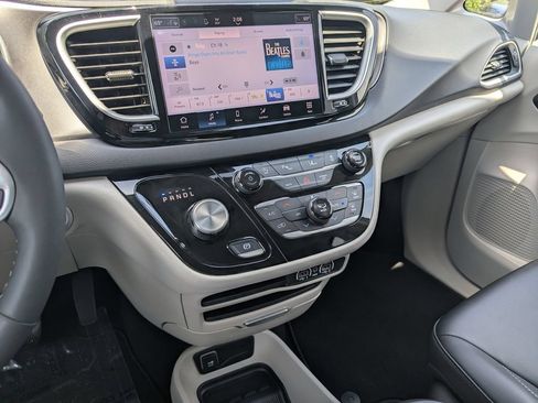 Used 2024 Chrysler Pacifica Touring-L FWD image 23
