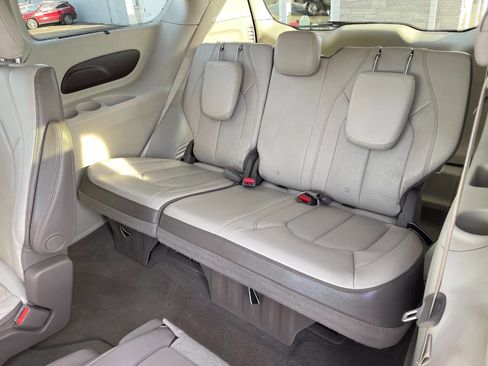 Used 2019 Chrysler Pacifica Touring-L image 12