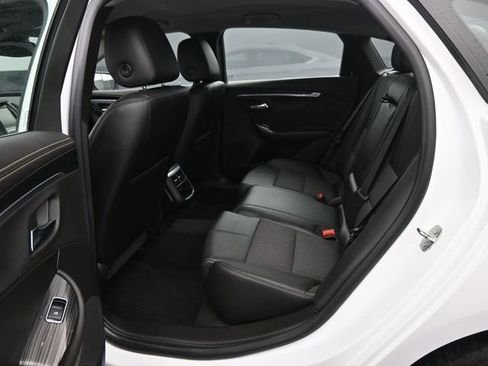 Used 2016 Chevrolet Impala LT w/ Convenience Package image 34