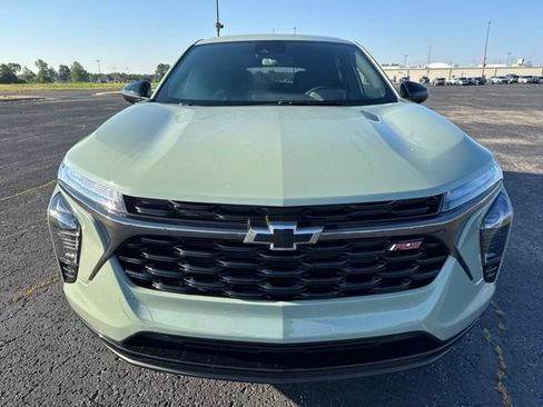 Used 2024 Chevrolet Trax RS w/ Driver Confidence Package FWD image 2