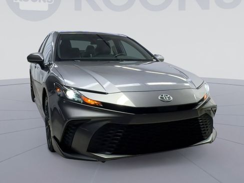 Used 2025 Toyota Camry SE FWD image 2