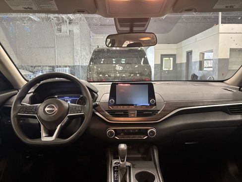 Used 2025 Nissan Altima 2.5 SV image 32