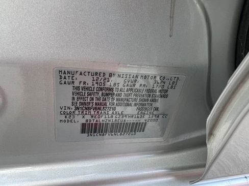 Used 2022 Nissan Versa SR image 32