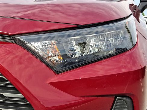 Used 2020 Toyota RAV4 LE AWD/4WD image 10
