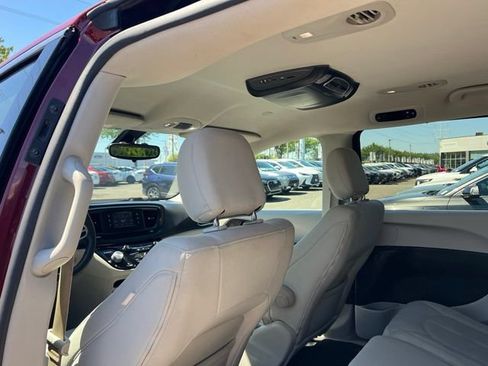 Used 2017 Chrysler Pacifica LX FWD image 9