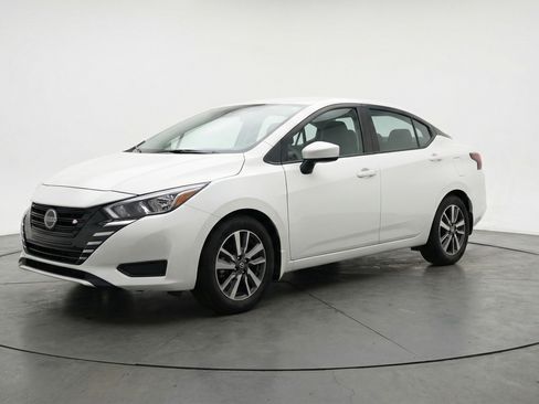 Used 2025 Nissan Versa SV image 3