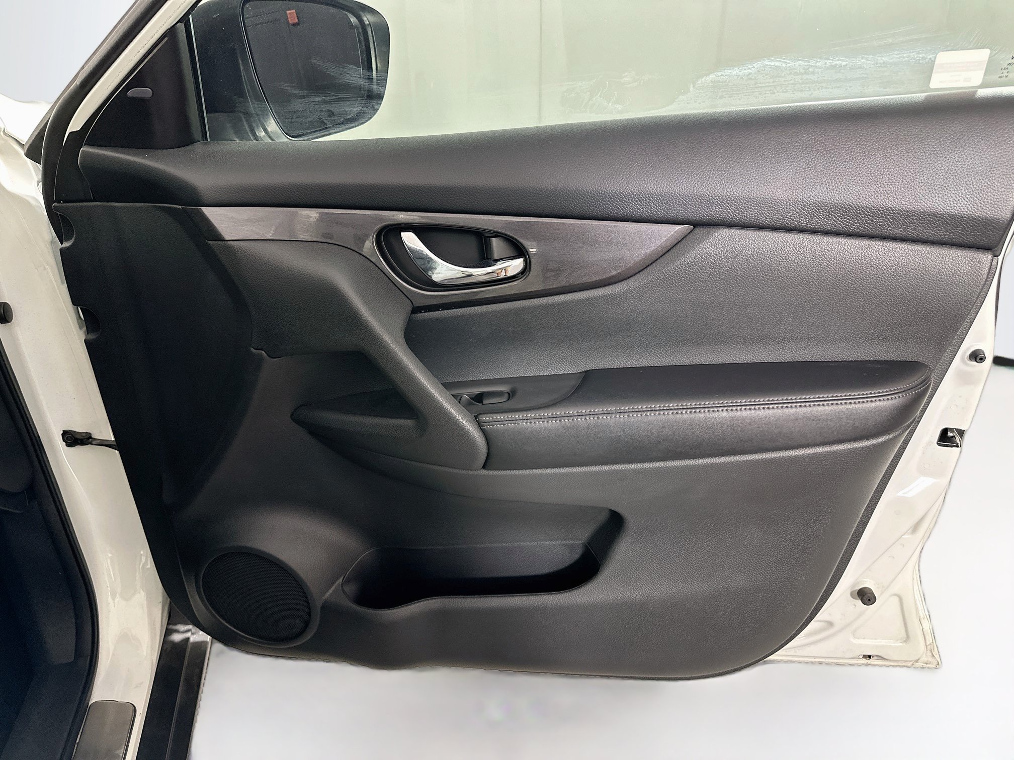 Used 2018 Nissan Rogue SV w/ Premium Package FWD image 32