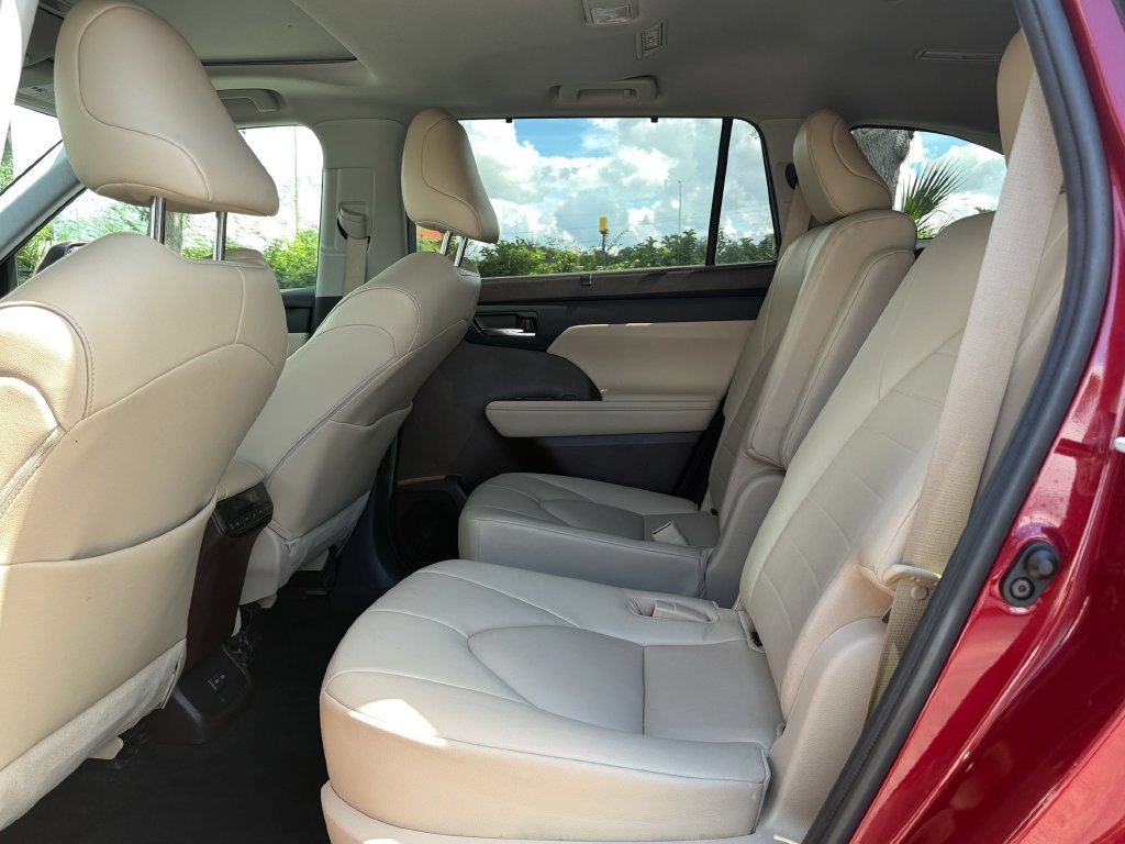 Used 2022 Toyota Highlander XLE FWD image 11