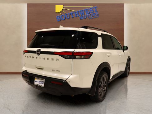 Used 2022 Nissan Pathfinder SV image 4