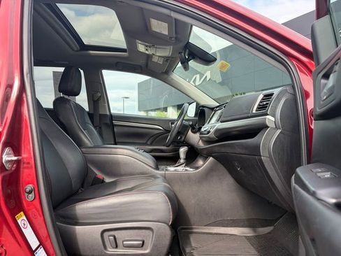 Used 2019 Toyota Highlander SE w/ Nightshade Edition image 11