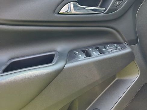 Used 2022 Chevrolet Equinox LT w/ Driver Convenience Package image 12