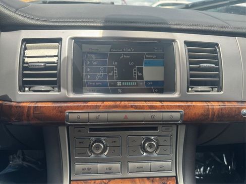 Used 2011 Jaguar XF RWD image 19