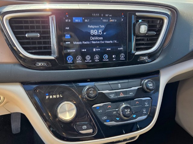 Used 2017 Chrysler Pacifica Touring FWD image 26