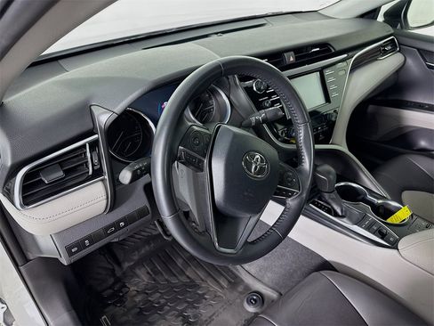 Used 2018 Toyota Camry L image 4