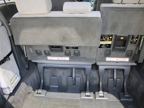 Used 2015 Toyota Sienna LE FWD image 40