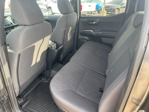 Used 2017 Toyota Tacoma TRD Sport image 13