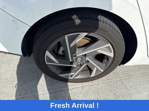 Used 2025 Hyundai Elantra SEL image 21