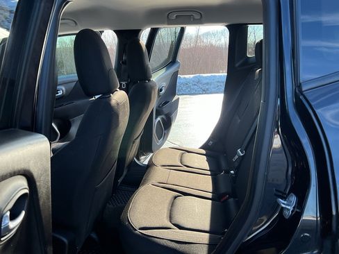 Used 2017 Jeep Renegade Latitude w/ Cold Weather Group image 34