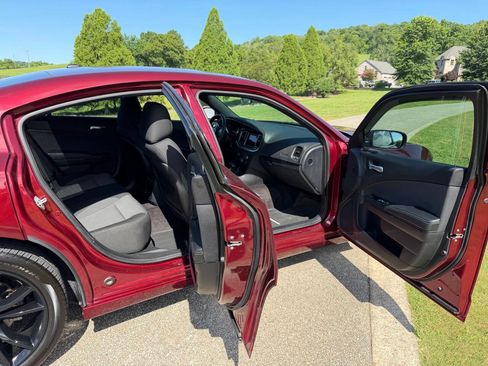 Used 2018 Dodge Charger SXT w/ Blacktop Package RWD image 13