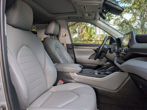 Used 2020 Toyota Highlander XLE image 17