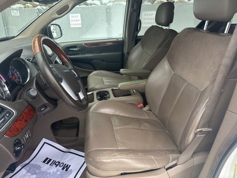 Used 2013 Chrysler Town & Country Limited w/ Luxury Group image 13