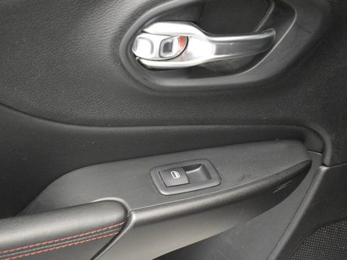 Used 2019 Jeep Cherokee Trailhawk w/ Cold Weather Group image 28