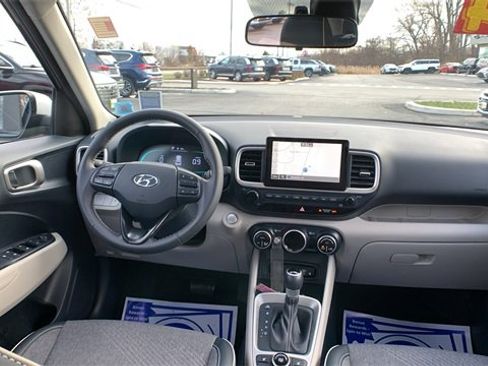 Used 2024 Hyundai Venue Limited image 20