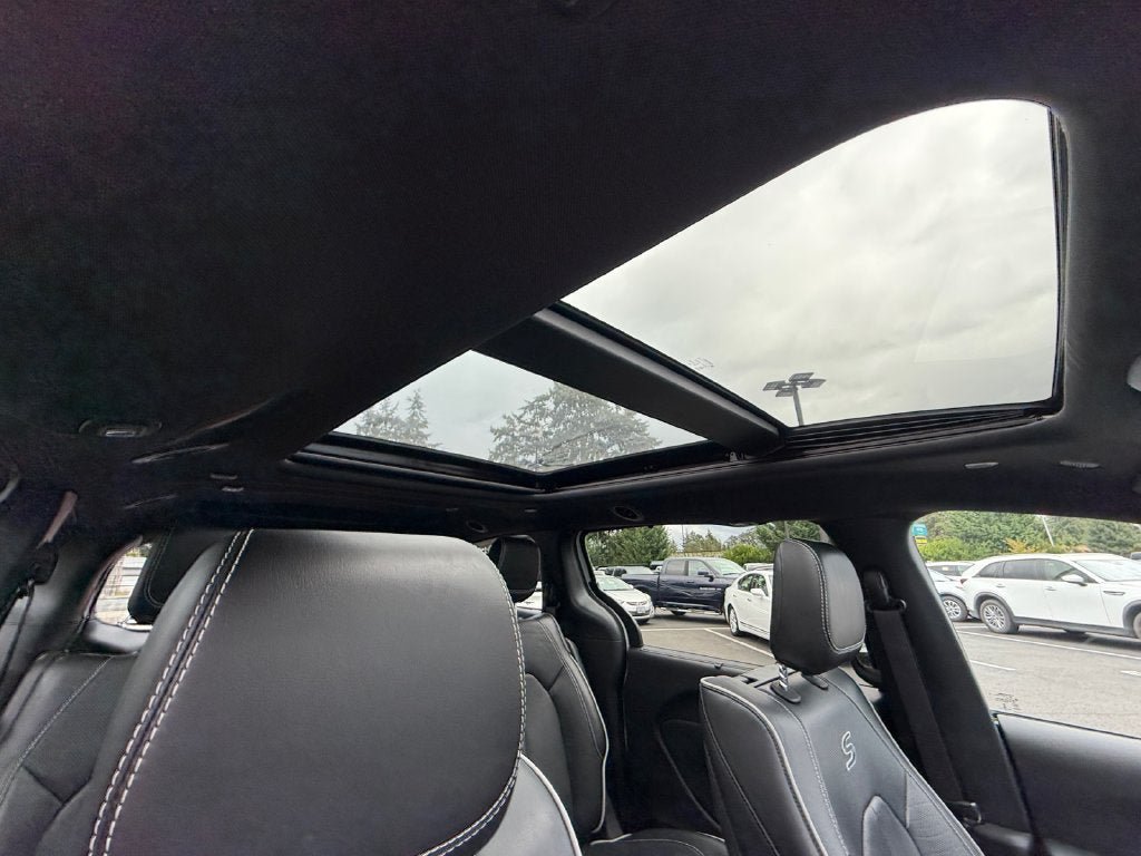 Used 2023 Chrysler Pacifica Limited w/ Uconnect Theater Family Group FWD image 27