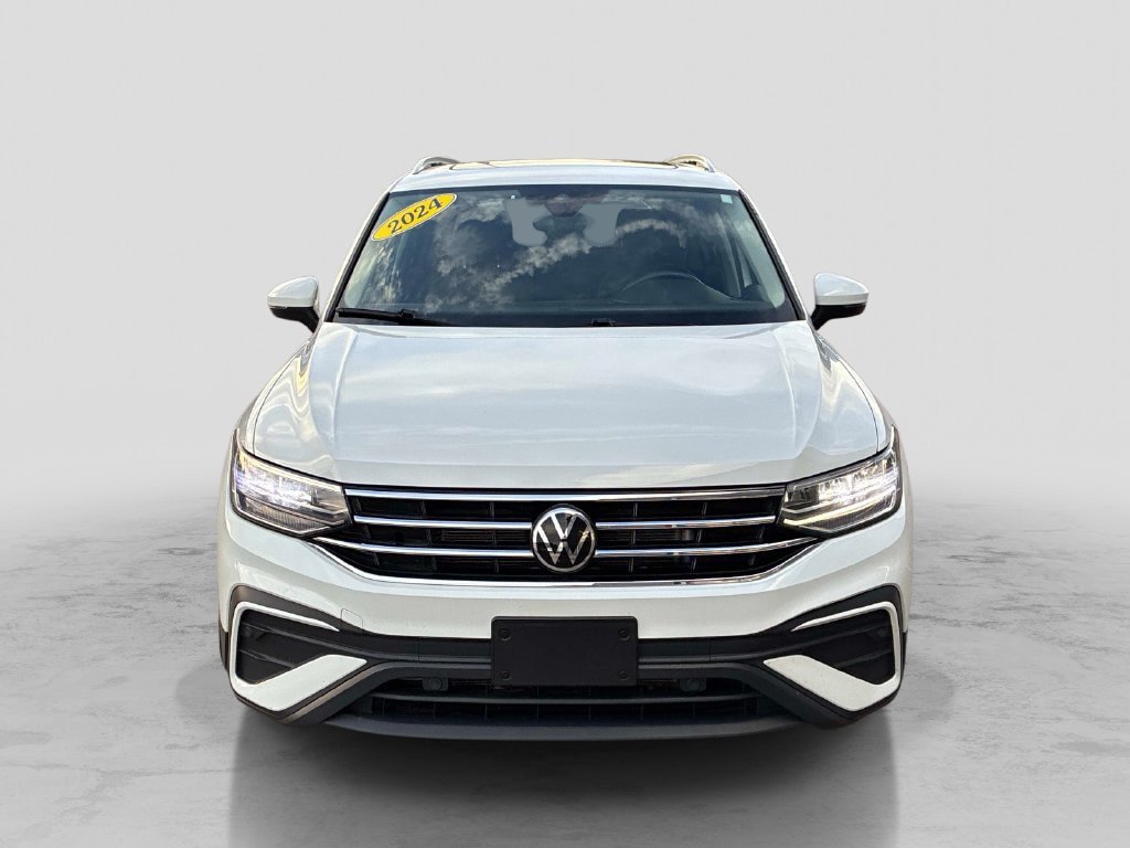Used 2024 Volkswagen Tiguan SE FWD image 2