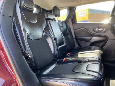 Used 2019 Jeep Cherokee Latitude Plus FWD image 19
