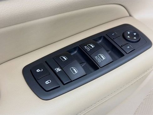 Used 2019 Jeep Grand Cherokee Limited AWD/4WD image 25