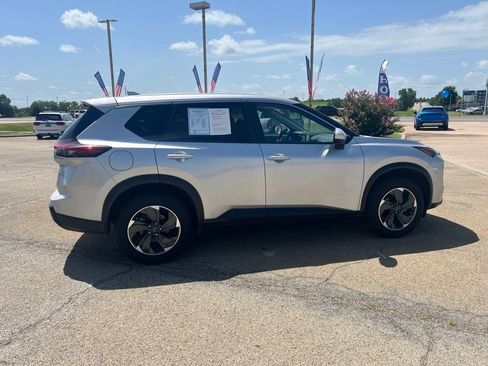 Used 2024 Nissan Rogue SV FWD image 4