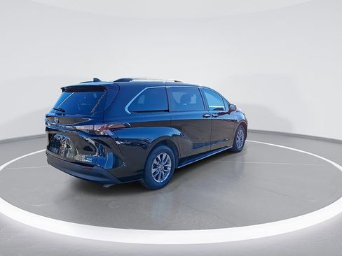Used 2024 Toyota Sienna XLE image 9