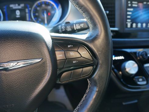 Used 2020 Chrysler Pacifica Touring-L w/ S Appearance Package image 21