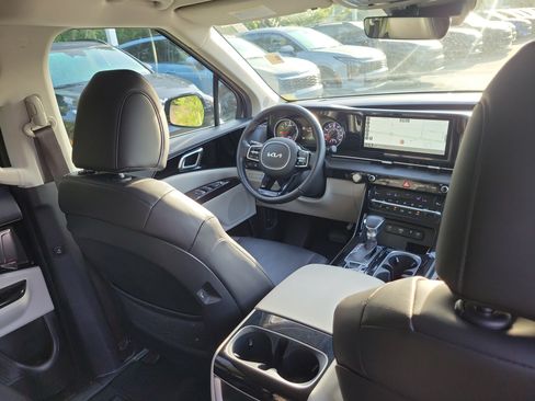 Used 2022 Kia Carnival EX FWD image 12