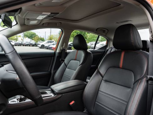 Used 2025 Nissan Sentra SR w/ SR Premium Package FWD image 22