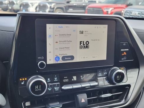 Used 2025 Toyota Highlander XLE image 16