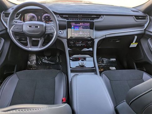 New 2025 Jeep Grand Cherokee Altitude image 23