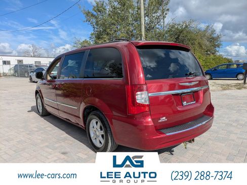 Used 2012 Chrysler Town & Country Touring image 5