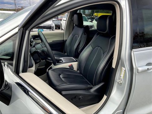 Used 2024 Chrysler Pacifica Touring-L image 9