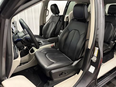 Used 2023 Chrysler Pacifica Touring-L FWD image 37