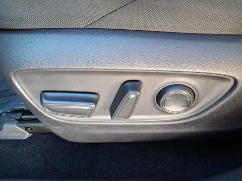 Used 2021 Toyota Venza LE image 10