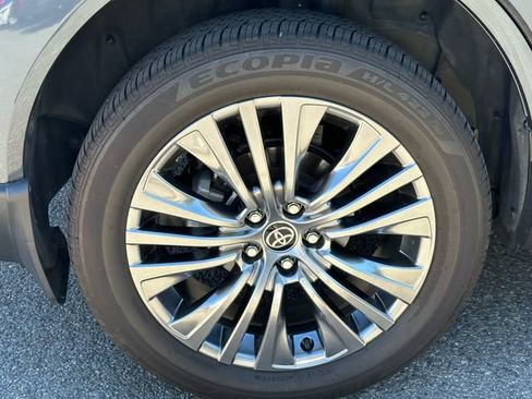 Certified 2021 Toyota Venza XLE w/ Carpet Mat Package (TMS) AWD/4WD image 15