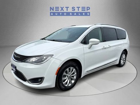 Used 2018 Chrysler Pacifica Touring-L FWD image 3
