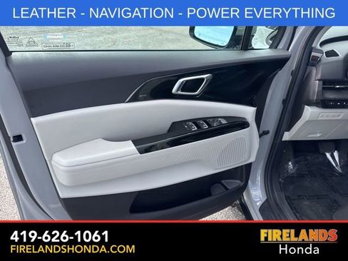 Used 2024 Kia Carnival EX FWD image 11