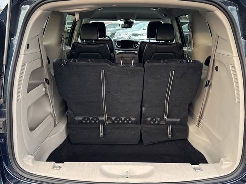 Used 2022 Chrysler Pacifica Touring-L image 12