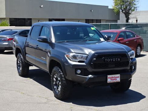 Used 2018 Toyota Tacoma TRD Off-Road w/ Technology Package RWD image 2